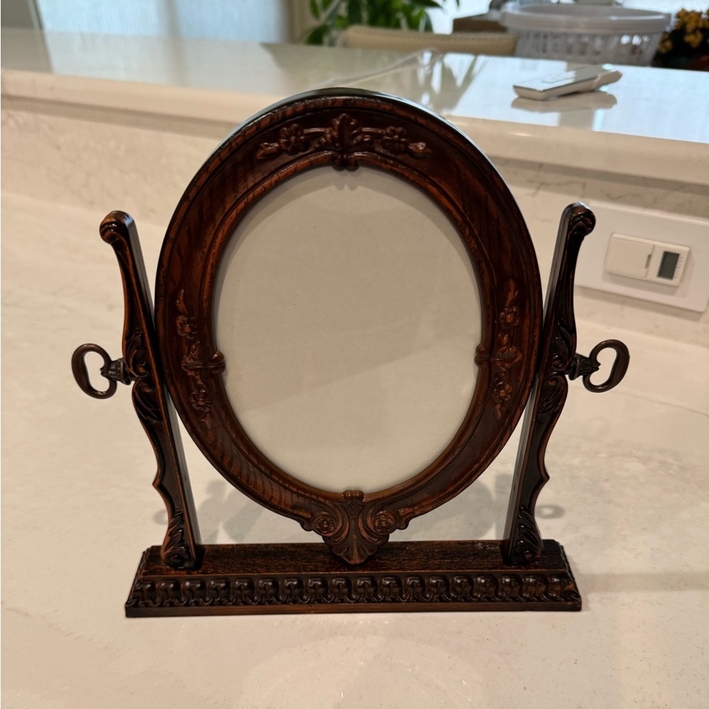 Vintage Victorian-style reproduction oval swivel photo frame